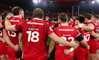 221125 - Wales v New Zealand, Quilter Nations Series - Wales players at the end of the match