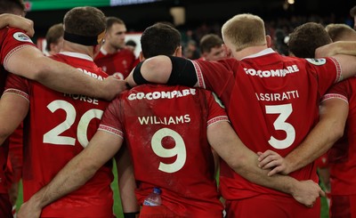 221125 - Wales v New Zealand, Quilter Nations Series - Wales players at the end of the match