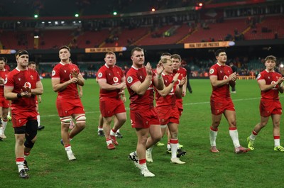 221125 - Wales v New Zealand, Quilter Nations Series - Wales players applaud the fans at the end of the match