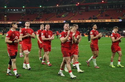 221125 - Wales v New Zealand, Quilter Nations Series - Wales players applaud the fans at the end of the match
