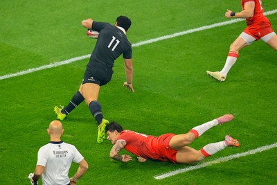 221125 - Wales v New Zealand - Quilter Nations Series - Caleb Clarke of New Zealand Scores a Try