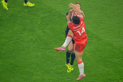 221125 - Wales v New Zealand - Quilter Nations Series - Louis Rees-Zammit of Wales wins a high ball