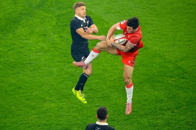 221125 - Wales v New Zealand - Quilter Nations Series - Louis Rees-Zammit of Wales wins a high ball