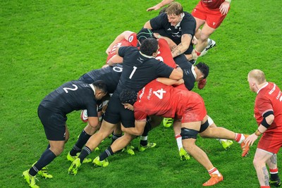 221125 - Wales v New Zealand - Quilter Nations Series - New Zealand on the attack