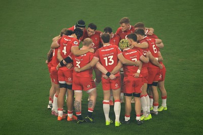 221125 - Wales v New Zealand - Quilter Nations Series - Wales players huddle before kick off