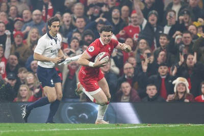 221125 - Wales v New Zealand - Quilter Nations Series - Tom Rogers of Wales goes over to score a try