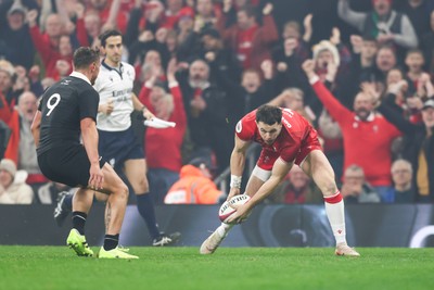 221125 - Wales v New Zealand - Quilter Nations Series - Tom Rogers of Wales goes over to score a try