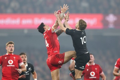 221125 - Wales v New Zealand - Quilter Nations Series - Louis Rees-Zammit of Wales takes a high ball against Damian McKenzie of New Zealand