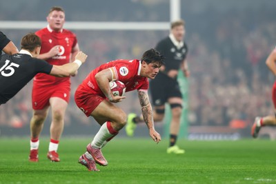 221125 - Wales v New Zealand - Quilter Nations Series - Louis Rees-Zammit of Wales looks for a gap