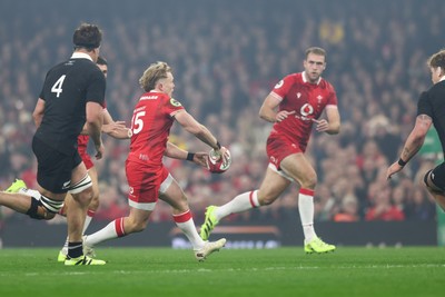221125 - Wales v New Zealand - Quilter Nations Series - Blair Murray of Wales passes the ball to Max Llewellyn