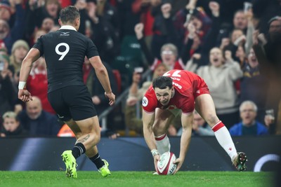 221125 - Wales v New Zealand - Quilter Nations Series - Tom Rogers of Wales scores his second try of the match