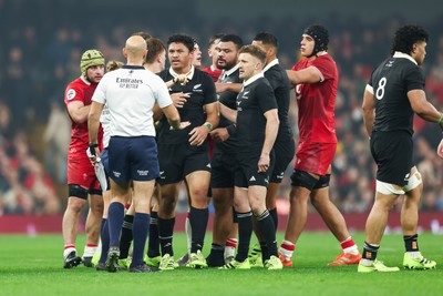 221125 - Wales v New Zealand - Quilter Nations Series - Tempers fray just before half time