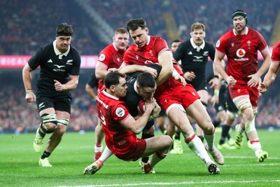221125 - Wales v New Zealand - Quilter Nations Series - Tomos Williams and Tom Rogers of Wales hold up short of the try line