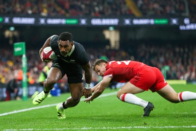 221125 - Wales v New Zealand - Quilter Nations Series - Sevu Reece of New Zealand beats Jarrod Evans of Wales to score a try