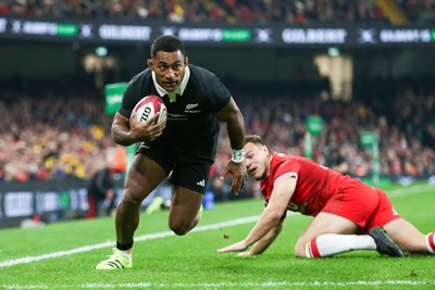 221125 - Wales v New Zealand - Quilter Nations Series - Sevu Reece of New Zealand beats Jarrod Evans of Wales to score a try