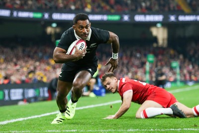 221125 - Wales v New Zealand - Quilter Nations Series - Sevu Reece of New Zealand beats Jarrod Evans of Wales to score a try