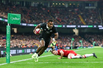 221125 - Wales v New Zealand - Quilter Nations Series - Sevu Reece of New Zealand beats Jarrod Evans of Wales to score a try