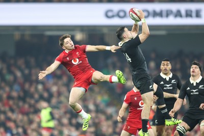 221125 - Wales v New Zealand - Quilter Nations Series - Will Jordan of New Zealand takes a high ball under pressure from Dan Edwards of Wales