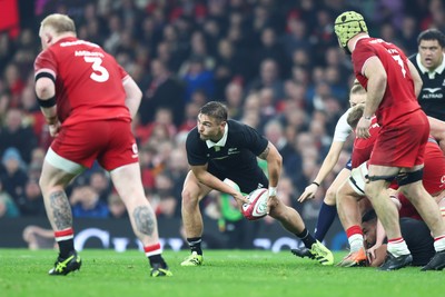 221125 - Wales v New Zealand - Quilter Nations Series - Cortez Ratima of New Zealand passes the ball