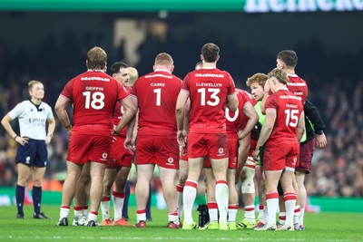 221125 - Wales v New Zealand - Quilter Nations Series - Wales huddle