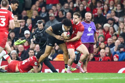 221125 - Wales v New Zealand - Quilter Nations Series - Leicester Fainga’anuku of New Zealand is tackled by Louis Rees-Zammit and Kieran Hardy of Wales