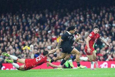 221125 - Wales v New Zealand - Quilter Nations Series - Leicester Fainga’anuku of New Zealand makes a break as Joe Hawkins of Wales tries to hold on to him