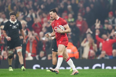 221125 - Wales v New Zealand - Quilter Nations Series - Louis Rees-Zammit of Wales celebrates after scoring his first try