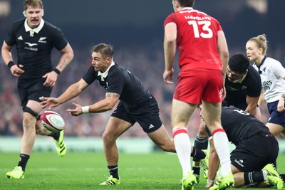 221125 - Wales v New Zealand - Quilter Nations Series - Cortez Ratima of New Zealand passes the ball