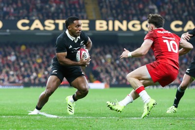 221125 - Wales v New Zealand - Quilter Nations Series - Rieko Ioane of New Zealand takes on Dan Edwards of Wales