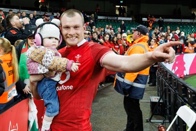 221125 - Wales v New Zealand - Quilter Nations Series - Nick Tompkins of Wales with his daughter at the end of the match
