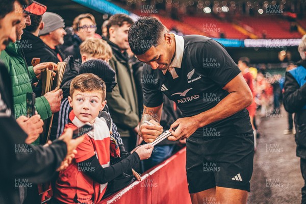 221125 - Wales v New Zealand - Quilter Nations Series - Wales Fans inside the stadium during the game 