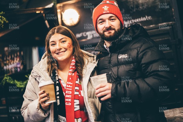 221125 - Wales v New Zealand - Quilter Nations Series - Fans in the fan zone ahead of the game 
