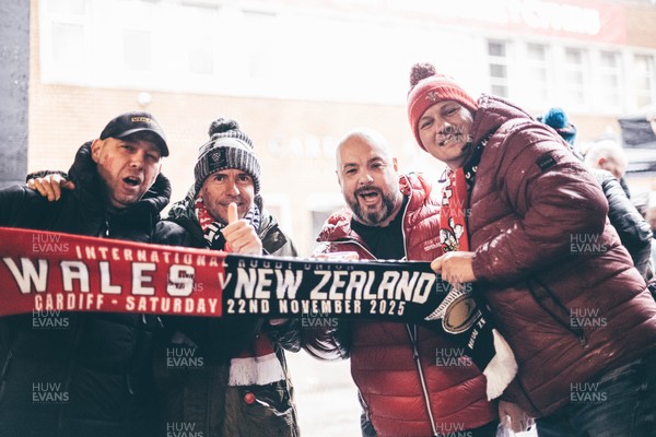 221125 - Wales v New Zealand - Quilter Nations Series - Fans in the fan zone ahead of the game 