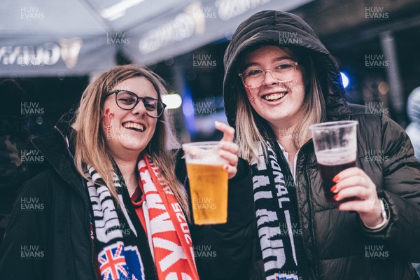 221125 - Wales v New Zealand - Quilter Nations Series - Fans in the fan zone ahead of the game 