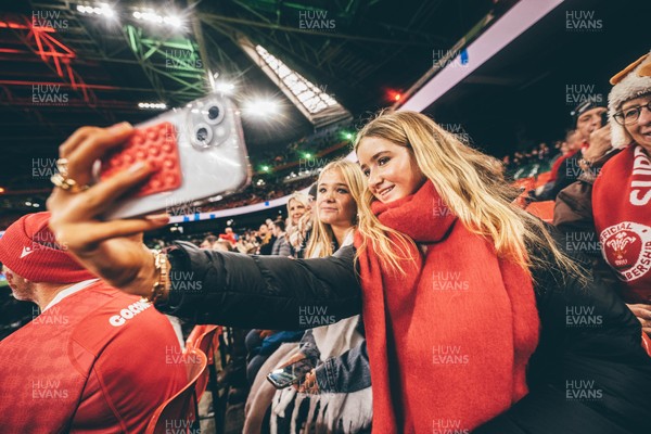 221125 - Wales v New Zealand - Quilter Nations Series - Fans inside the stadium ahead of the game 