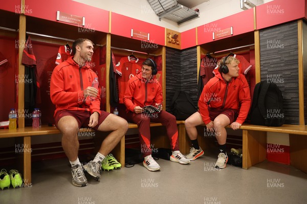 221125 - Wales v New Zealand All Blacks - Quilter Nations Series - Max Llewellyn, Louis Rees-Zammit and Blair Murray of Wales in the dressing room