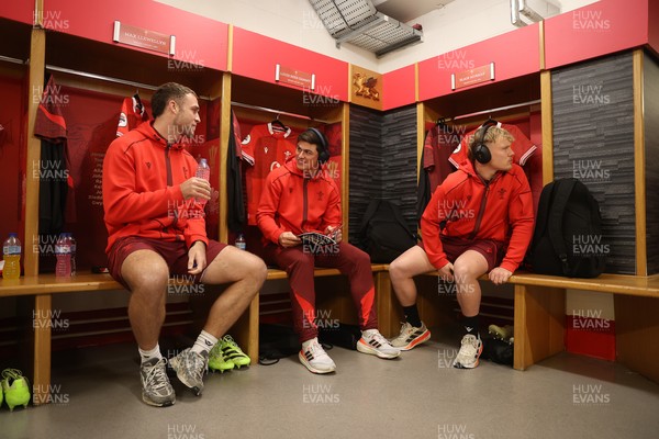 221125 - Wales v New Zealand All Blacks - Quilter Nations Series - Max Llewellyn, Louis Rees-Zammit and Blair Murray of Wales in the dressing room