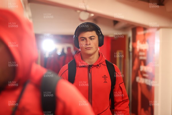 221125 - Wales v New Zealand All Blacks - Quilter Nations Series - Louis Rees-Zammit of Wales arrives at the stadium