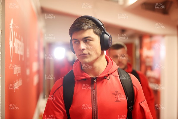 221125 - Wales v New Zealand All Blacks - Quilter Nations Series - Louis Rees-Zammit of Wales arrives at the stadium