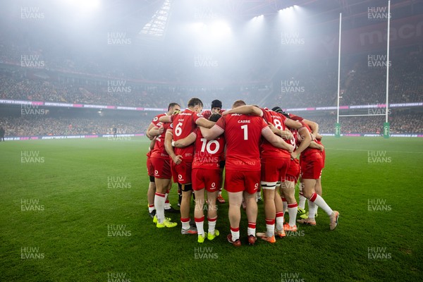 221125 - Wales v New Zealand All Blacks - Quilter Nations Series - Wales team huddle