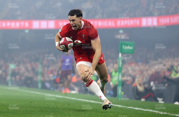 221125 - Wales v New Zealand All Blacks - Quilter Nations Series - Tom Rogers of Wales runs in to score a try