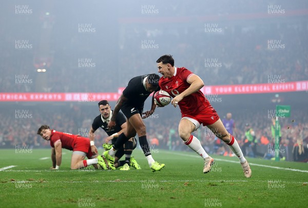 221125 - Wales v New Zealand All Blacks - Quilter Nations Series - Tom Rogers of Wales runs in to score a try