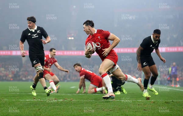 221125 - Wales v New Zealand All Blacks - Quilter Nations Series - Tom Rogers of Wales runs in to score a try