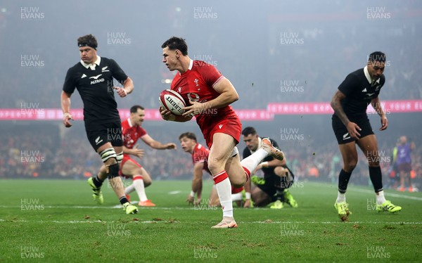 221125 - Wales v New Zealand All Blacks - Quilter Nations Series - Tom Rogers of Wales runs in to score a try