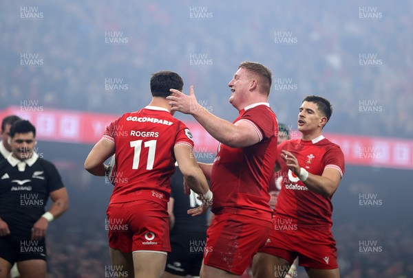 221125 - Wales v New Zealand All Blacks - Quilter Nations Series - Tom Rogers of Wales celebrates scoring a try with team mates