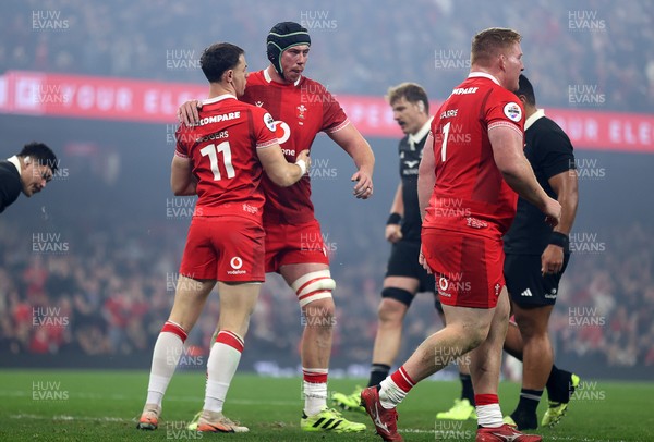 221125 - Wales v New Zealand All Blacks - Quilter Nations Series - Tom Rogers of Wales celebrates scoring a try with team mates