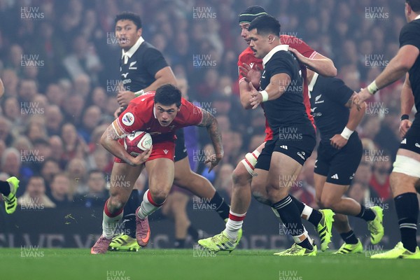 221125 - Wales v New Zealand All Blacks - Quilter Nations Series - Louis Rees-Zammit of Wales makes a break from the high ball