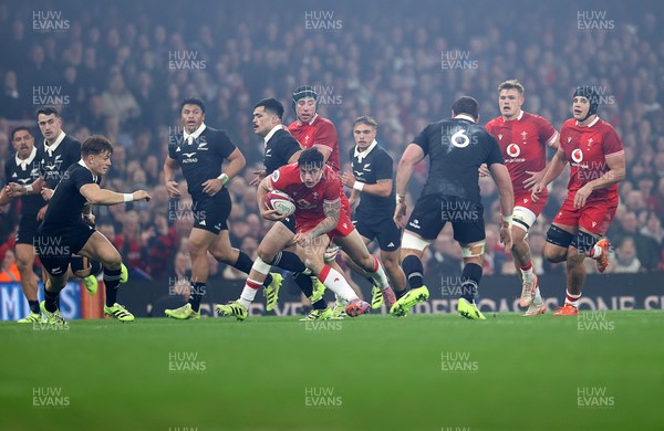 221125 - Wales v New Zealand All Blacks - Quilter Nations Series - Louis Rees-Zammit of Wales makes a break from the high ball