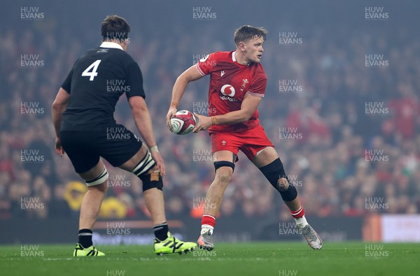 221125 - Wales v New Zealand All Blacks - Quilter Nations Series - Alex Mann of Wales is challenged by Scott Barrett of New Zealand 