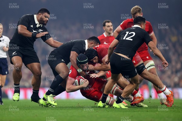 221125 - Wales v New Zealand All Blacks - Quilter Nations Series - Adam Beard of Wales is tackled by Samisoni Taukei�aho of New Zealand 